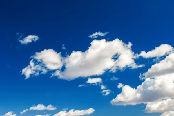 Hermoso cielo azul con nubes blancas — Foto de Stock