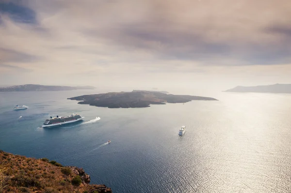 Прекрасний вид на море і острови на заході сонця — стокове фото