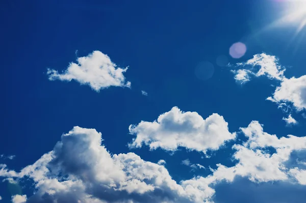 Hermoso cielo azul oscuro con nubes blancas — Foto de Stock