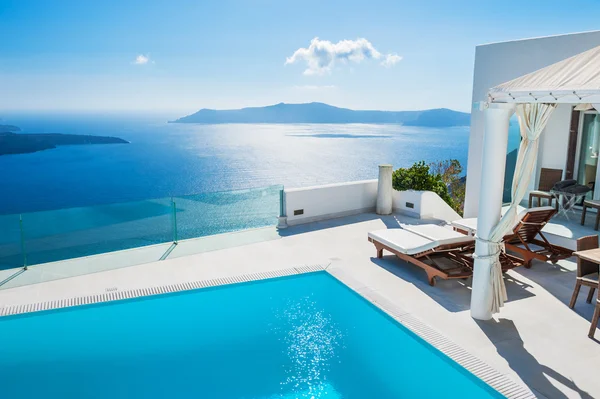 Yunanistan 'ın Santorini adasında beyaz mimari.