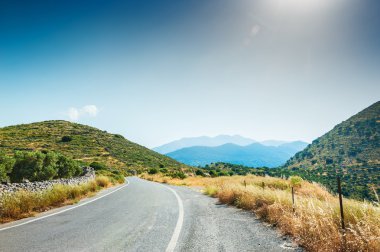 Dağlar ve bahçeleri zeytin ağaçlarının arasındaki yol.