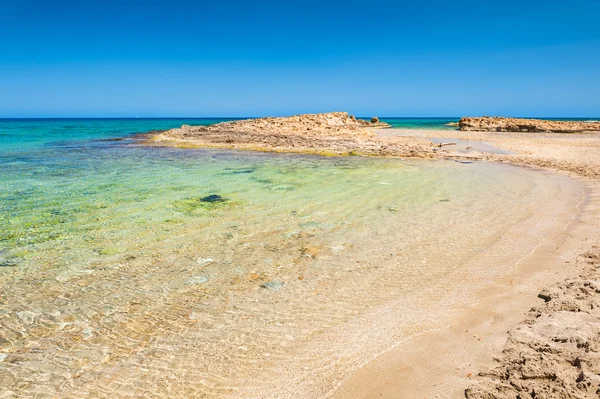 Beautiful wild beach with clear turquoise water — Stock Photo, Image