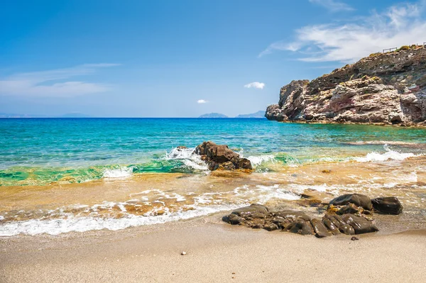 Beautifu playa tropical con agua turquesa clara y rocas . — Foto de Stock