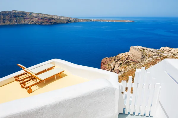 Camas de sol no terraço de um hotel. Santorini Island, Grécia . — Fotografia de Stock