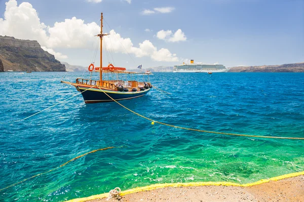 Turist fartyg på havet kusten. — Stockfoto