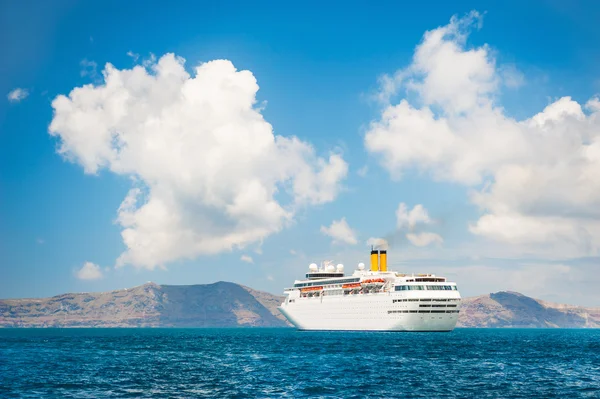 Stort cruiseskip i havet nær de greske øyer – stockfoto