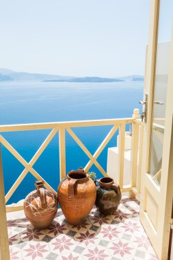 Güzel deniz manzaralı balkon