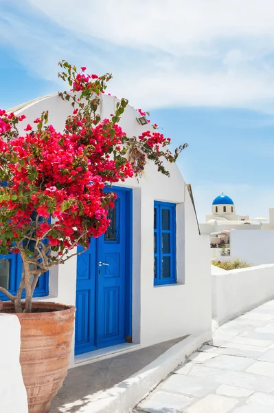 Белоголубая архитектура на острове Санторини, Греция — стоковое фото