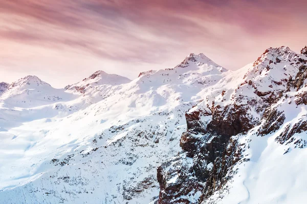 Winter snow-covered mountains at sunset. — Stock Photo, Image