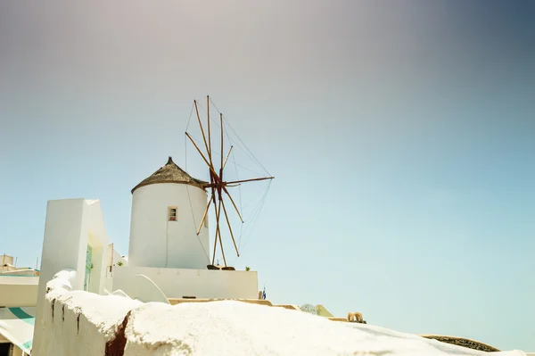Wiatrak w miejscowości Oia. Architektura biały na wyspie Santorini, Gr — Zdjęcie stockowe