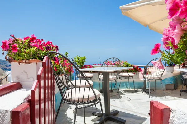 Hermoso café con flores en la playa . — Foto de Stock