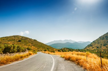 Dağlar ve bahçeleri zeytin ağaçlarının arasındaki yol.