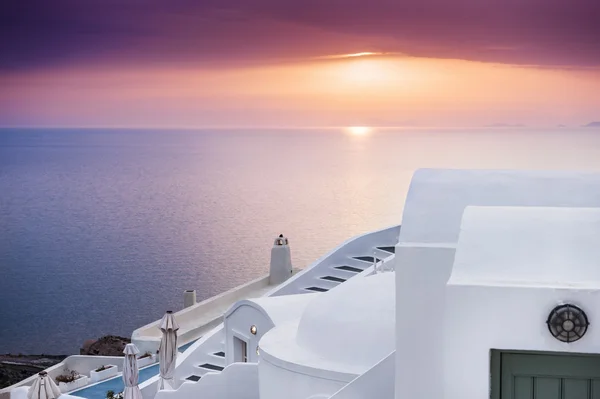 Tramonto nella città di Oia, isola di Santorini, Grecia . — Foto Stock