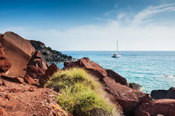 Beautiful Red Beach with turquoise water and big stones — Stock Photo, Image