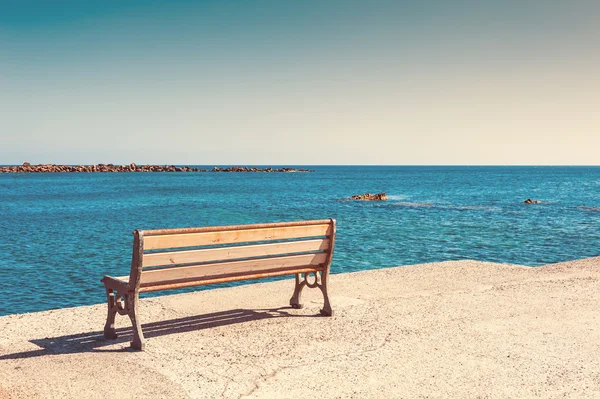 Bench on the sea coast — Stock Photo, Image