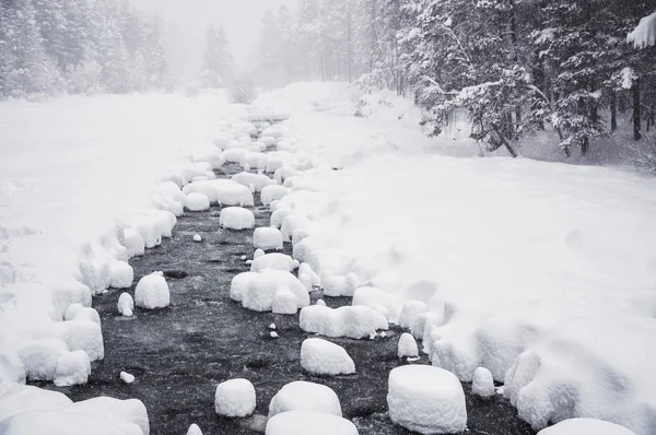 Nieve en el río de montaña . — Foto de Stock