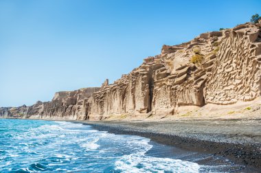 Frumoasa plajă cu munţi vulcanice, apă turcoaz şi bla