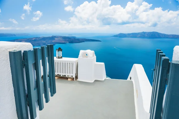 Arquitectura blanca en la isla de Santorini, Grecia — Foto de Stock