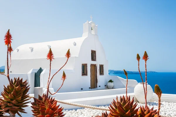 Церковь в городе Ия, белая архитектура на острове Санторини, Гри — стоковое фото