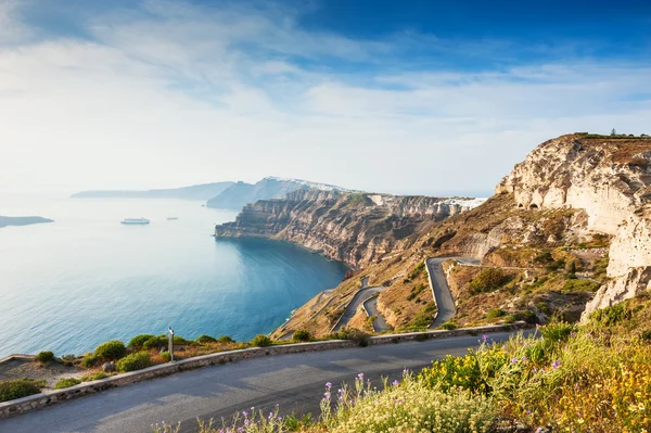 Mountain road to the port on Santorini island, Greece — Stock Photo, Image