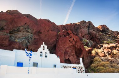 Kilise ve kırmızı sahilde kırmızı volkanik dağlar