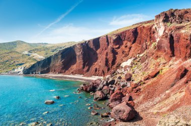 Güzel Red Beach turkuaz su ve büyük kayalar ile