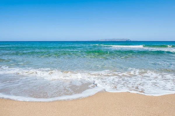 Vackra tropiska stranden med turkost vatten och vit sand. — Stockfoto