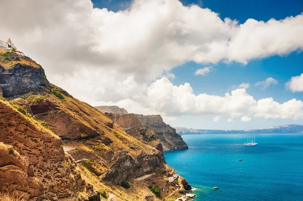 Vista sul mare azzurro e rocce — Foto Stock