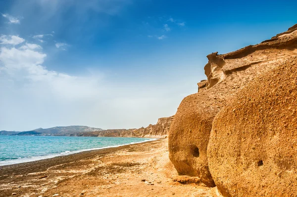 Hermosa playa con inusuales montañas volcánicas y turquesa wa Fotos de stock libres de derechos