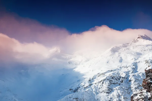 Inverno montanhas cobertas de neve ao pôr do sol . — Fotografia de Stock