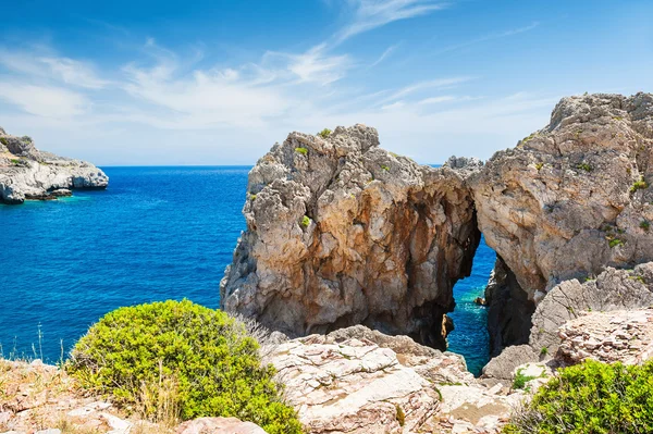 Hermosa playa salvaje con rocas inusuales en la costa del mar — Foto de Stock