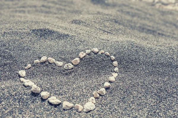 Herz auf dem schwarzen Sand — Stockfoto