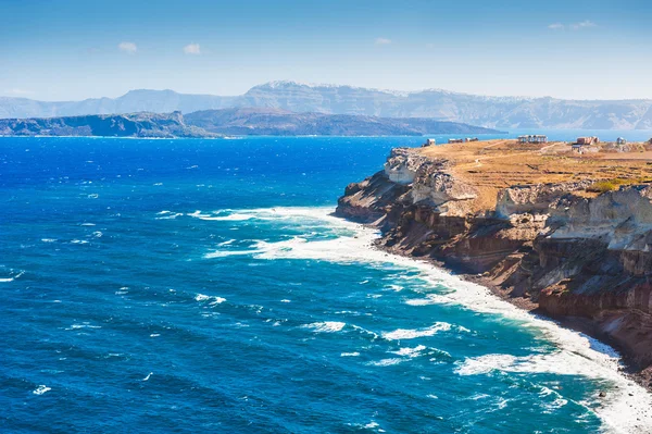 Волны на морском побережье острова Санторини, Греция — стоковое фото