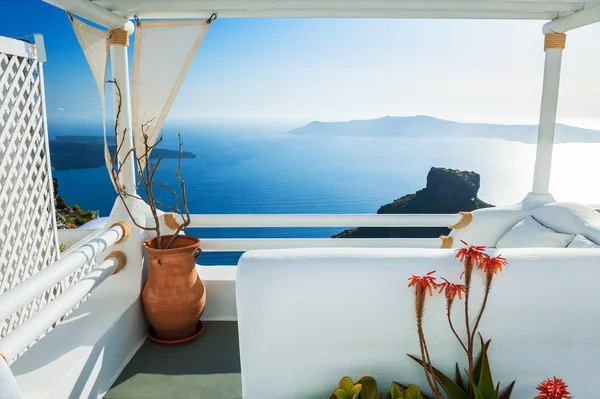 Hermosa terraza con vista al mar al atardecer . — Foto de Stock