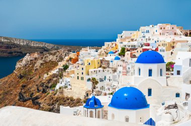 Yunanistan 'ın Santorini adasında beyaz mimari. 