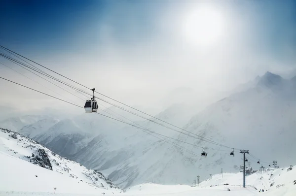 Skigebied in de winterbergen. — Stockfoto