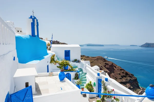 Architettura bianco-blu sull'isola di Santorini, Grecia . — Foto Stock