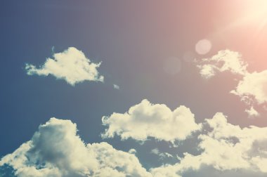 Mavi gökyüzü ile beyaz bulutlar, güneş #