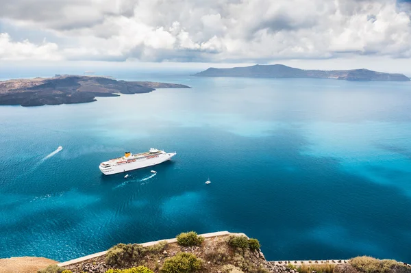 Cruise liner at the sea near the islands — Stock Photo, Image