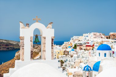 Santorini Island, Yunanistan için Oia şehir Beyaz Kilise