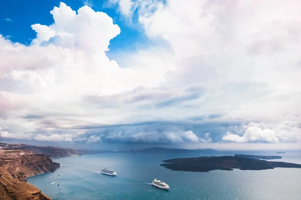 Nubes lluviosas sobre el mar —  Fotos de Stock