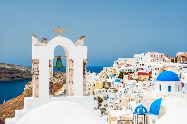 白色的教堂在希腊圣托里尼岛伊亚镇 — 图库照片