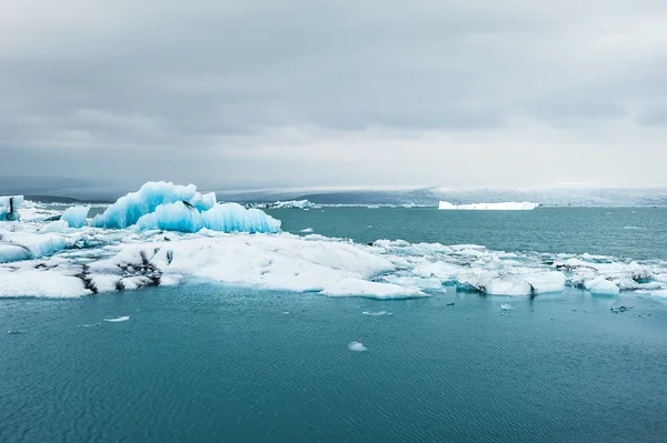 Jéghegyek Jokulsarlon jeges lagúna, Izland — Stock Fotó