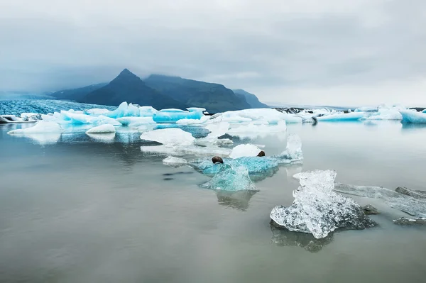 Isberg i glaciala sjön med bergsutsikt — Stockfoto