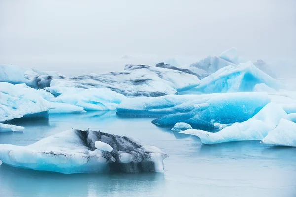 Gyönyörű kék jéghegyek Jokulsarlon jeges lagúna, Izland — Stock Fotó