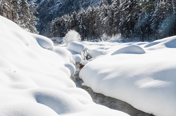 Nevicate sul fiume di montagna — Foto Stock