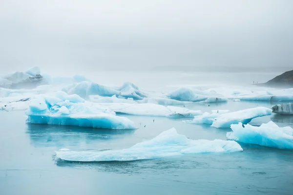 Gyönyörű kék jéghegyek Jokulsarlon jeges lagúna, Izland — Stock Fotó
