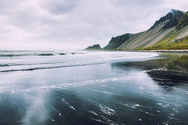 Nádherné pobřeží Atlantického oceánu na Islandu — Stock fotografie