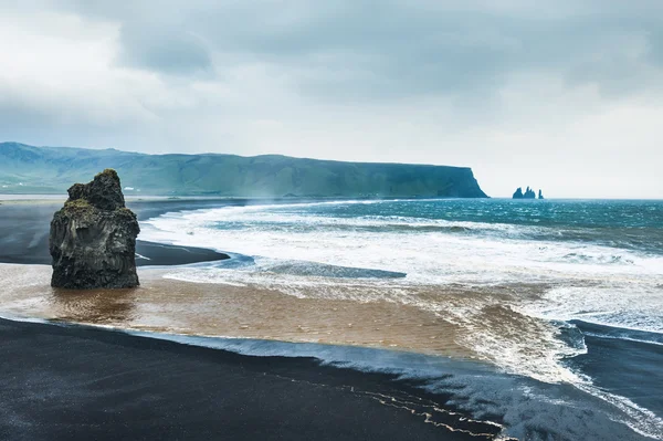 Belle vue sur la plage noire de Reynisfjara . — Photo