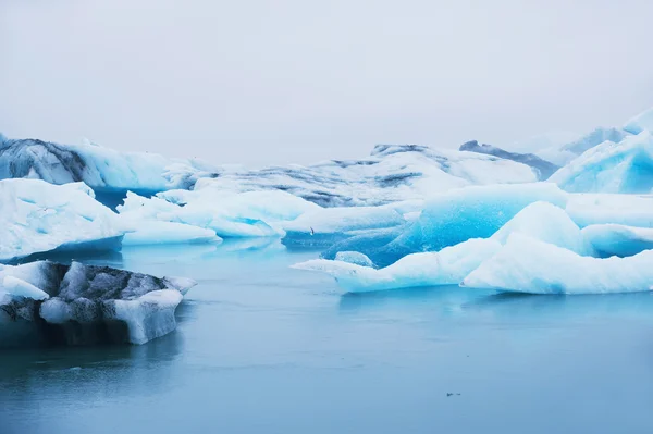 美丽的蓝色冰山在 Jokulsarlon 冰川泻湖，冰岛 — 图库照片